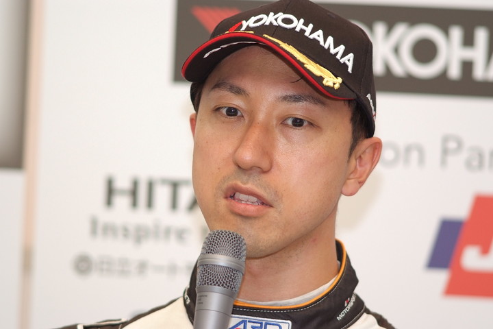 予選記者会見: ポールポジションの石浦宏明（P.MU/CERUMO · INGING）