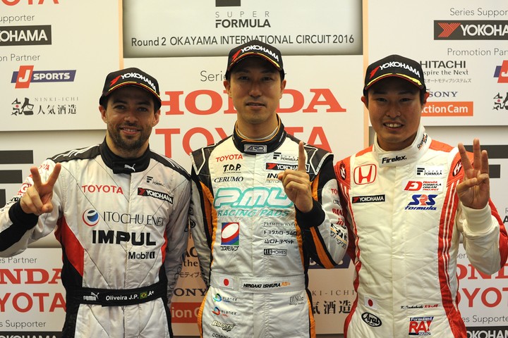予選フォトセッション: ポールポジション・石浦宏明（中央）、2位・ジョアオ・パオロ・デ・オリベイラ（左）、3位・塚越広大（右）