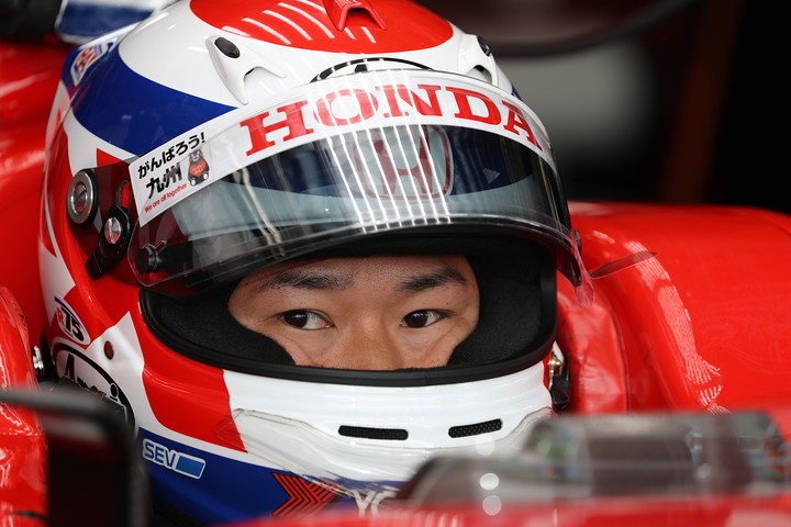 予選に向けピットで待機する塚越広大（REAL RACING）