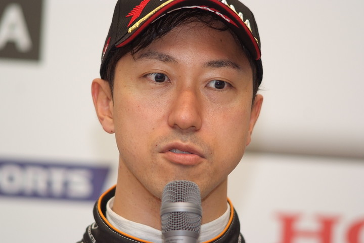 決勝記者会見: 優勝した石浦宏明（P.MU/CERUMO · INGING）