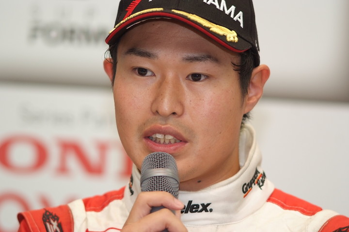 決勝記者会見: 2位の塚越広大（REAL RACING）