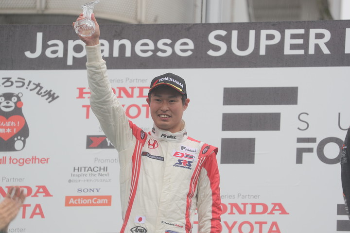 表彰式: 2位の塚越広大（REAL RACING）