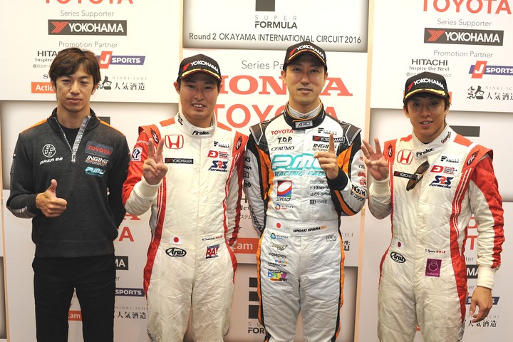 決勝フォトセッション: トップ3と優勝チーム監督