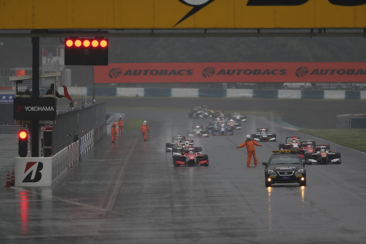雨が激しくなったため赤旗が提示され各車グリッドに戻ってきた
