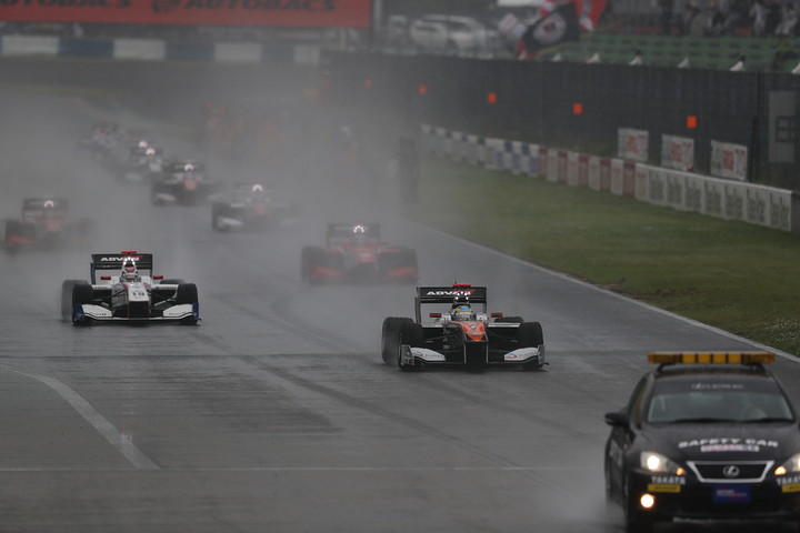 雨の中SC先導でスタートが切られた