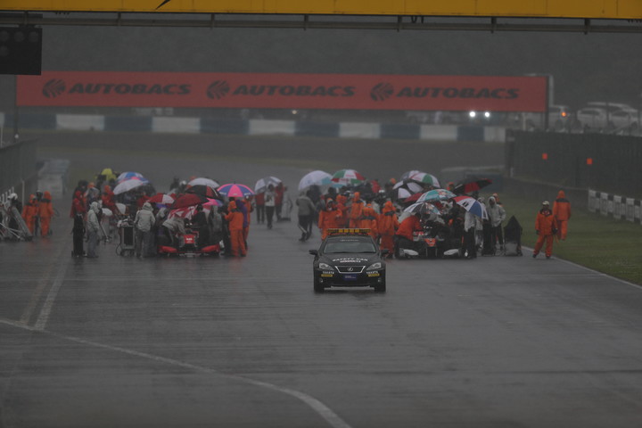 雨はやまず結局、レースは8周で終了となった