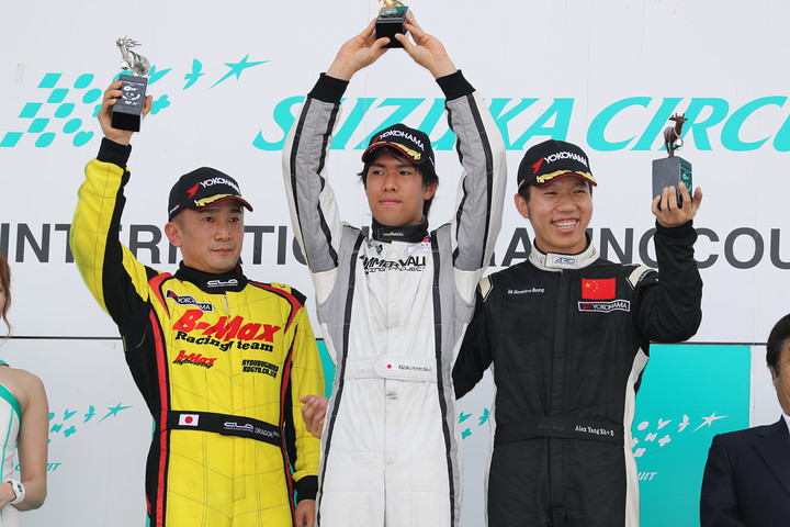 Nクラス表彰式: 優勝・廣田築（中央）、2位・DRAGON（左）、3位・アレックス・ヤン（右）