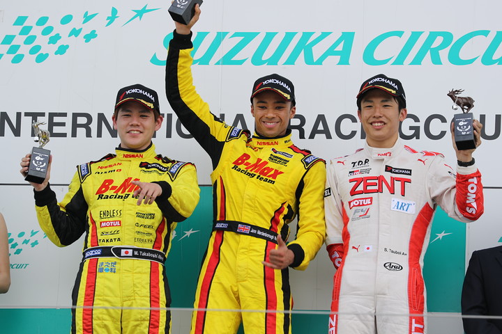 表彰式: 優勝・高星明誠（左）、2位・坪井翔（右）、10位・ヤン・マーデンボロー（中央）