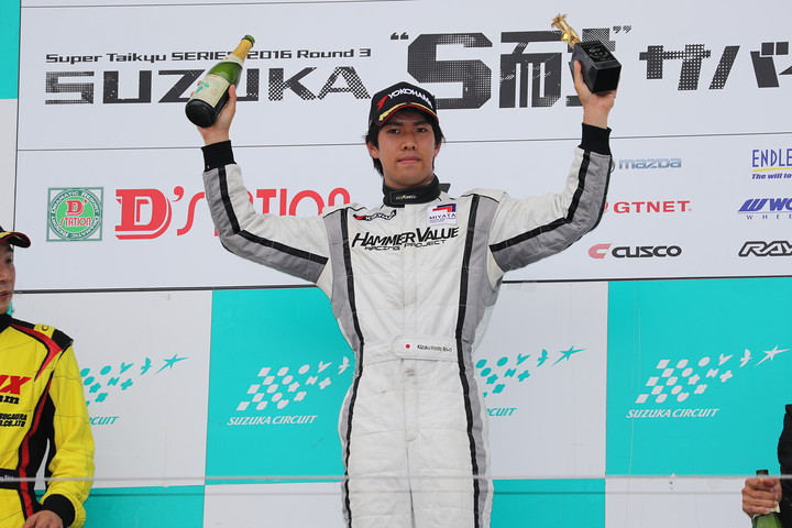 Nクラス表彰式: 優勝した廣田築（アルビレックス・レーシングチーム）