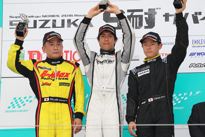 Nクラス表彰式: 優勝・廣田築（中央）、2位・DRAGON（左）、3位・片山義章（右）