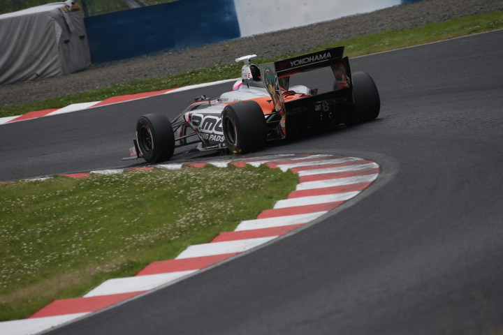 公式予選: 国本雄資（P.MU/CERUMO・INGING SF14）