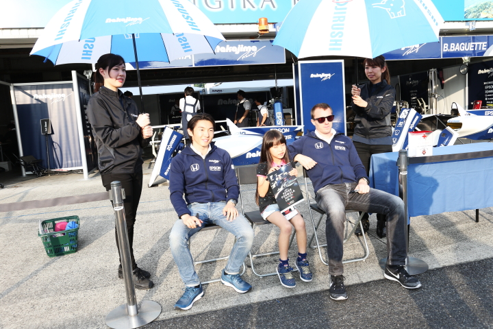 キッズピットウォーク: 中嶋大祐とベルトラン・バゲット（NAKAJIMA RACING）