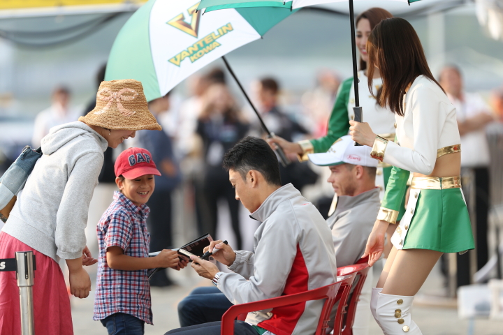 キッズピットウォーク: 中嶋一貴（VANTELIN TEAM TOM’S）