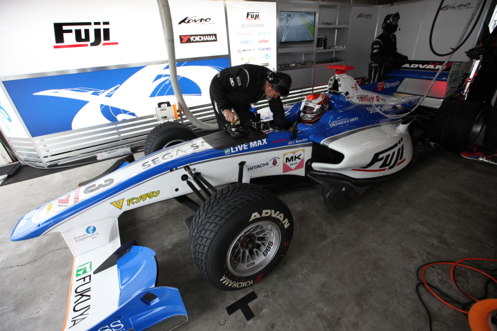 スタート進行: ジェームス・ロシター（KONDO RACING）