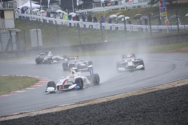 決勝レース: 関口雄飛（ITOCHU ENEX TEAM IMPUL SF14）