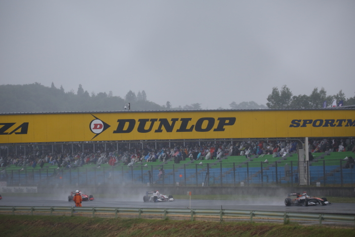 決勝レース: ストレートを行くSFマシン