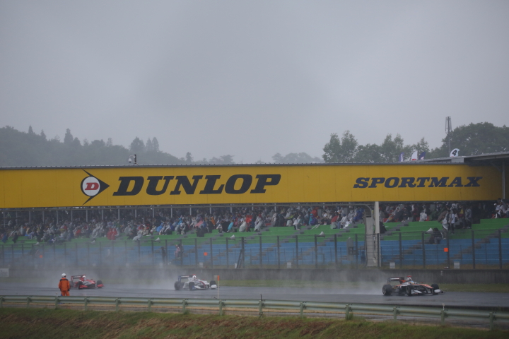 決勝レース: ストレートを行くSFマシン