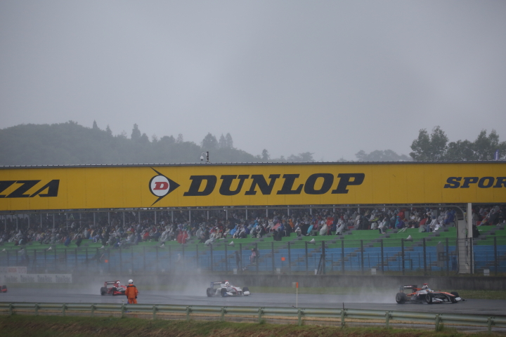 決勝レース: ストレートを行くSFマシン