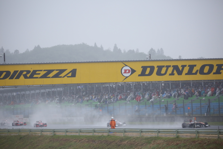 決勝レース: ストレートを行くSFマシン