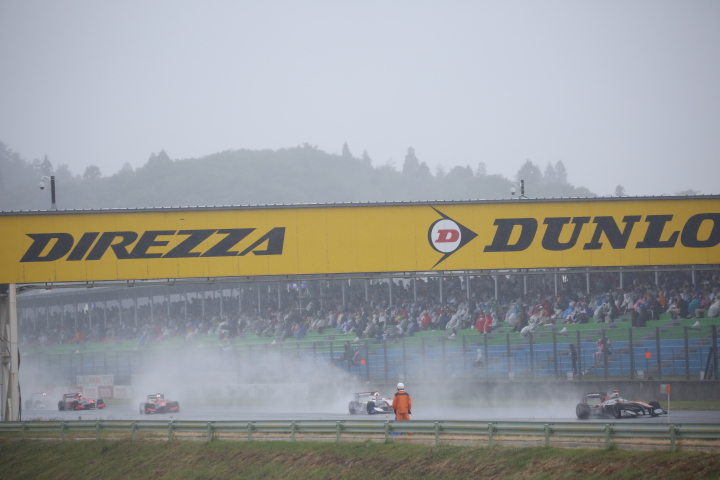 決勝レース: ストレートを行くSFマシン