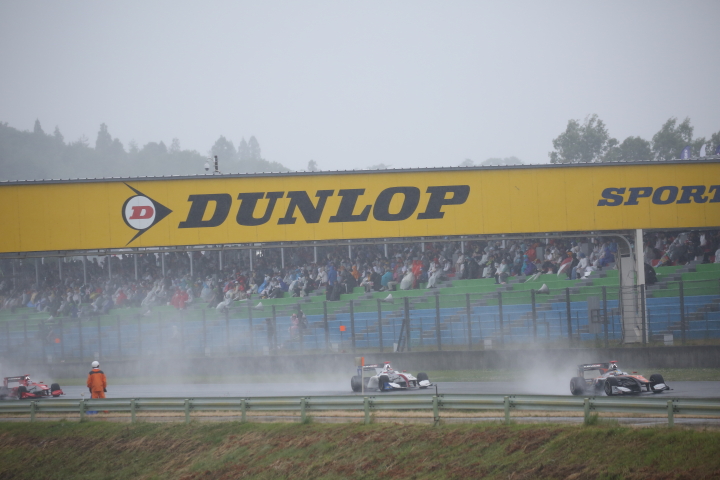 決勝レース: ストレートを行くSFマシン