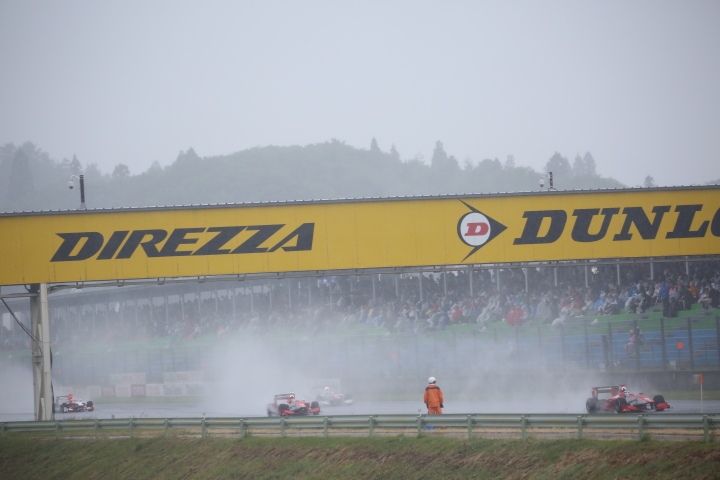 決勝レース: ストレートを行くSFマシン