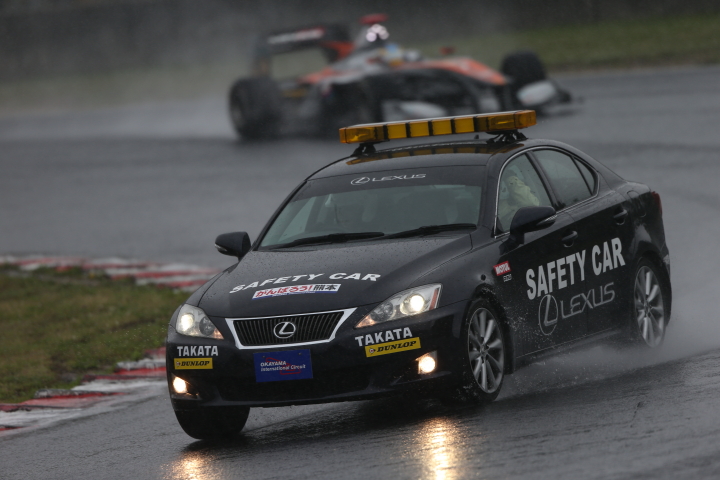 決勝レース: セーフティーカー先導が続く
