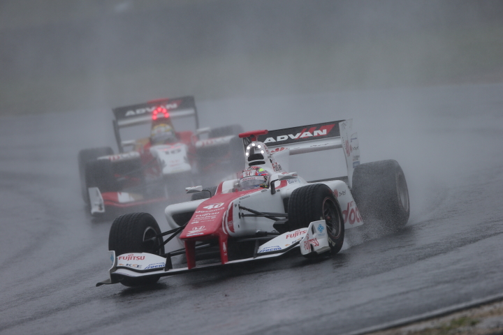 決勝レース: 野尻智紀（DOCOMO DANDELION M40Y SF14）