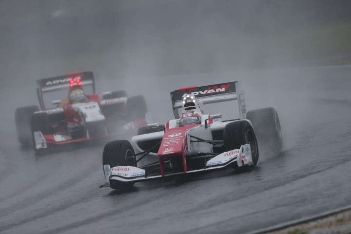 決勝レース: 野尻智紀（DOCOMO DANDELION M40Y SF14）