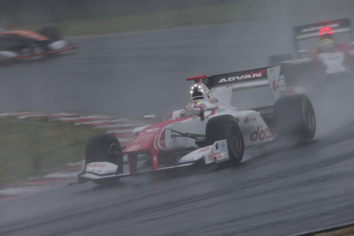 決勝レース: 野尻智紀（DOCOMO DANDELION M40Y SF14）