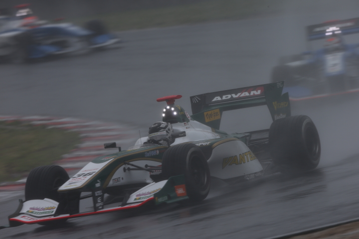 決勝レース: アンドレ・ロッテラー（VANTELIN KOWA TOM’S SF14）
