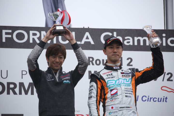 表彰式: 立川祐路監督と石浦宏明（P.MU/CERUMO · INGING）