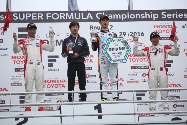 表彰式: トップ3に入ったドライバーと優勝チーム監督