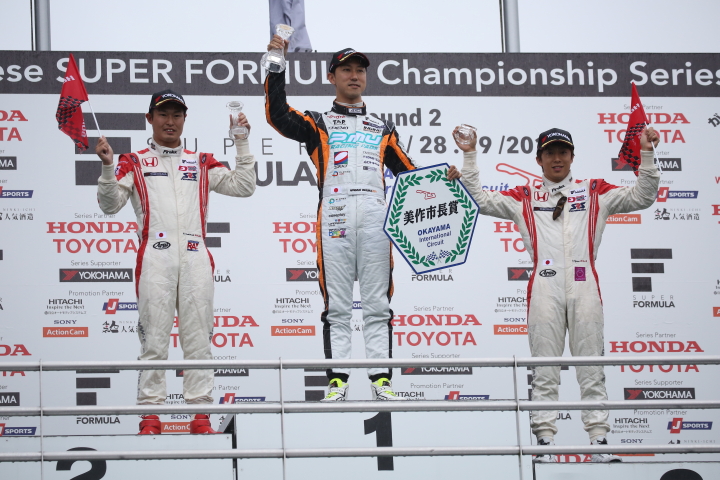 表彰式: トップ3に入ったドライバー