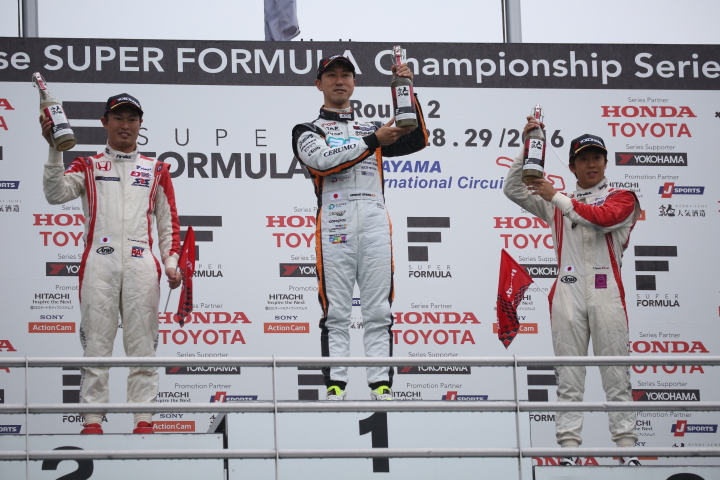 表彰式: トップ3に入ったドライバー