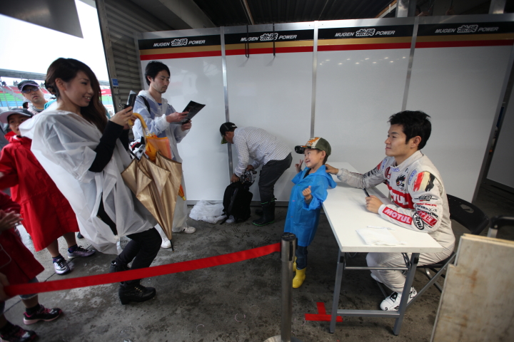 ピットウォーク: 山本尚貴（TEAM無限）