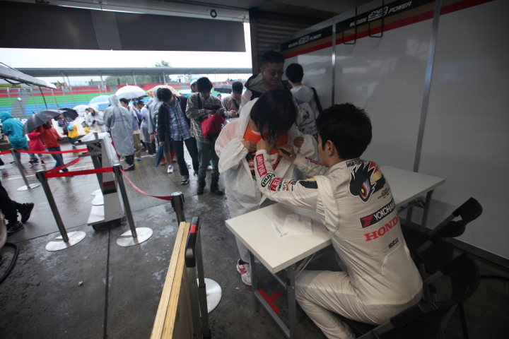 ピットウォーク: 山本尚貴（TEAM無限）