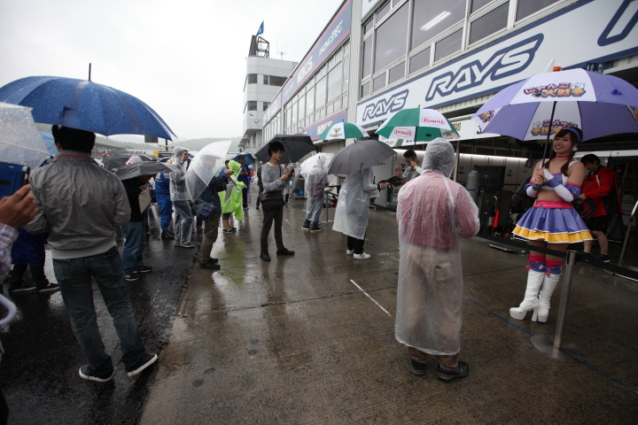 ピットウォーク: ピットレーン