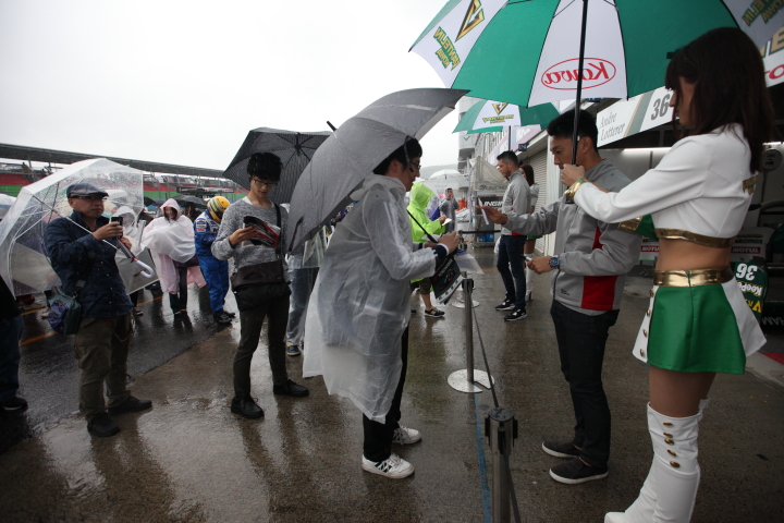 ピットウォーク: チームトムス