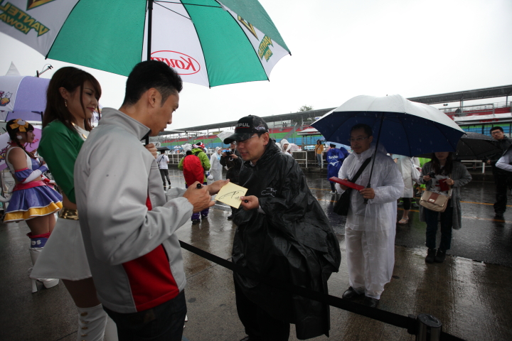 ピットウォーク: 中嶋一貴（VANTELIN TEAM TOM’S）