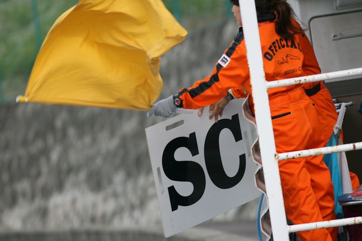 セカンドチャンス100: オイル処理のためセーフティーカーが導入された