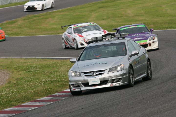 セカンドチャンス100: オイル処理のためセーフティーカーが導入された