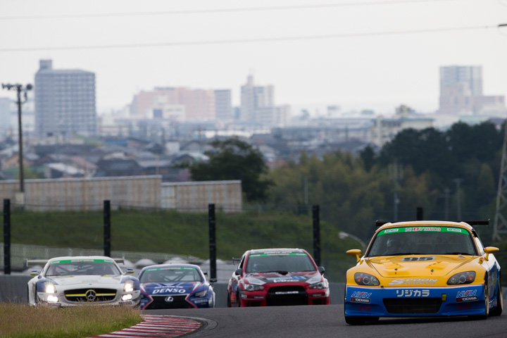 ウォームアップ: 午前10時から30分間のウォームアップ走行が始まった