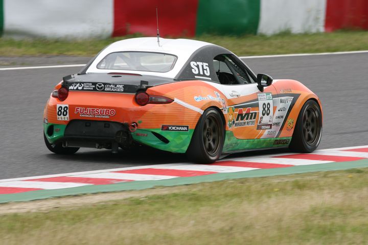 前回ST-5クラス優勝の村上博幸（村上モータースMAZDAロードスターND）はAドライバー予選中でクラッシュしてしまった