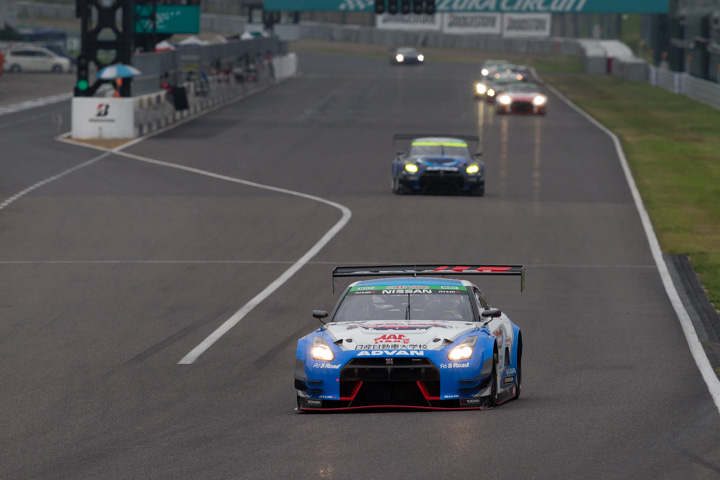 スタート直後から逃げるST-Xクラスの平峰一貴（スリーボンド日産自動車大学校GT-R）