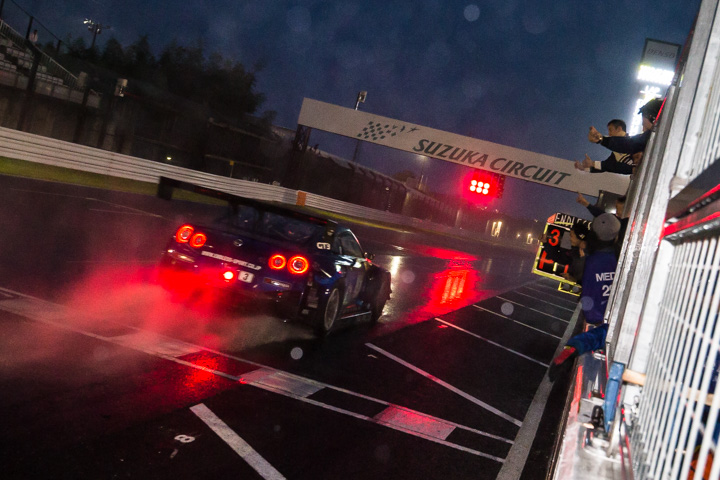 トップでチェッカーを受けるST-Xクラスのユーク・タニグチ／峰尾恭輔／山内英輝組（ENDLESS･ADVAN･GT-R）