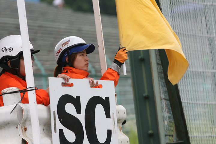 レース序盤、セーフティーカーが導入された