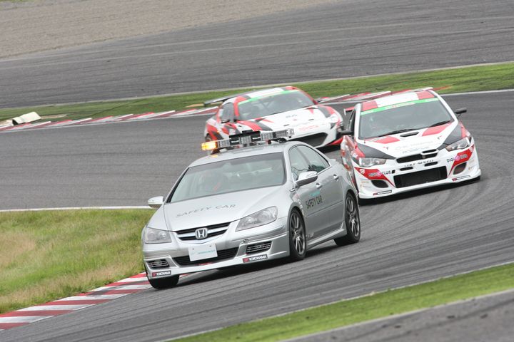 レース序盤、セーフティーカーが導入された