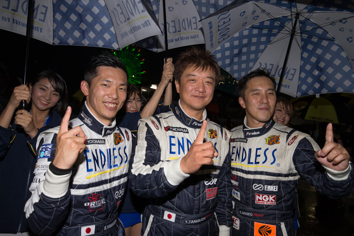 優勝したST-Xクラスのユーク・タニグチ／峰尾恭輔／山内英輝組