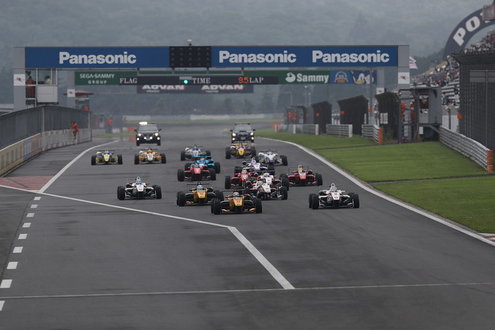 21周の決勝レースがスタートした